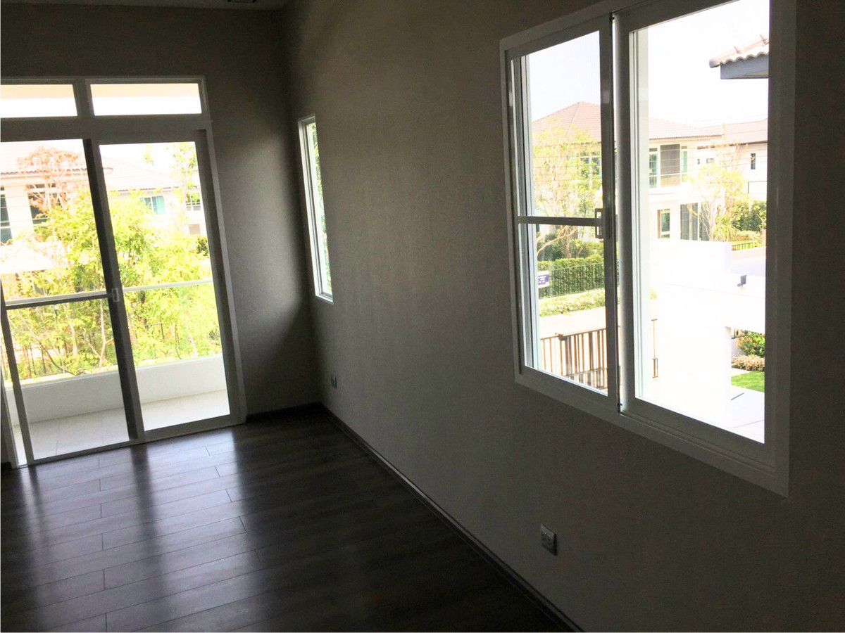 For SaleHouseLadkrabang, Suwannaphum Airport : For Rent: Detached house, Mantana Onnut-Wongwaen 5, with solar cell and Air Plus system. Near Mega Bangna. 82.4 sq.w., 4 bedrooms, 5 bathrooms, separate maid's room, 5 minutes to the motorway