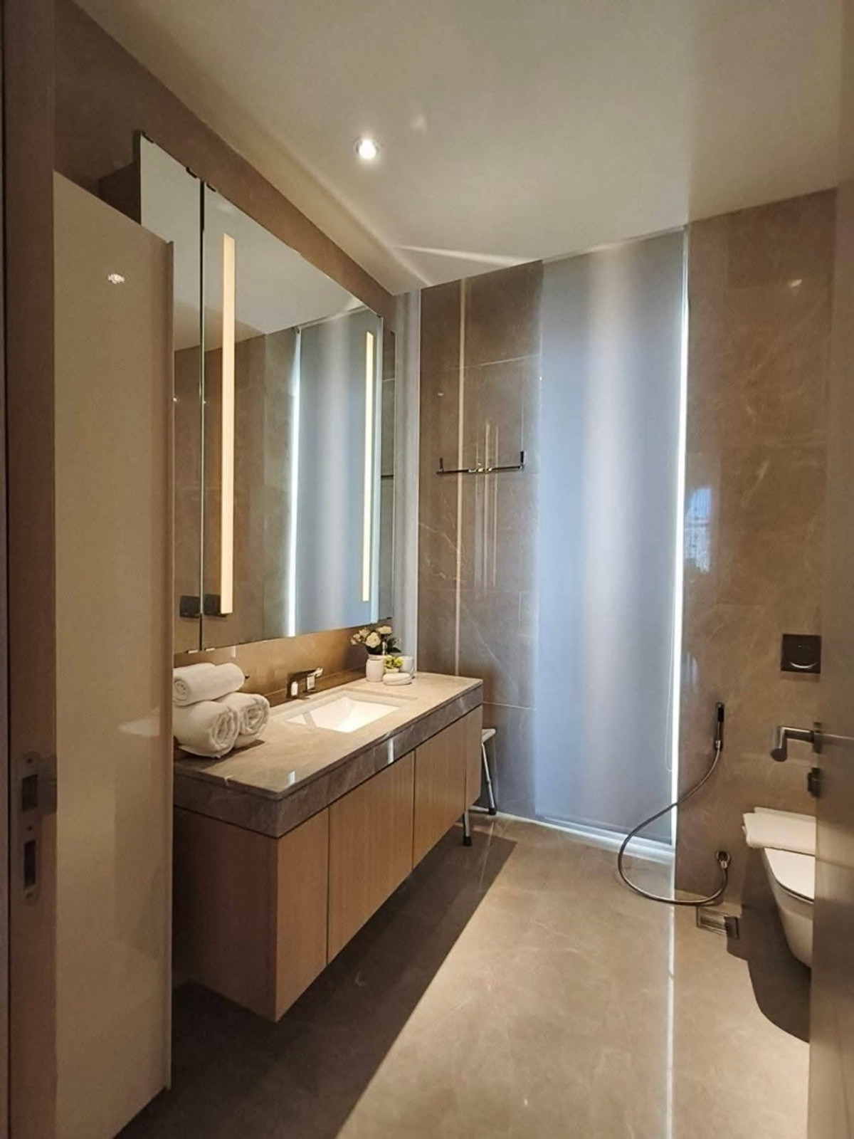 For RentCondoWongwianyai, Charoennakor : Luxury condo for rent, river view, Magnolias Waterfront Residences, 5th-10th floor, river view, size 102 sq m, 2 bedrooms, 2 bathrooms, price 150,000 baht.