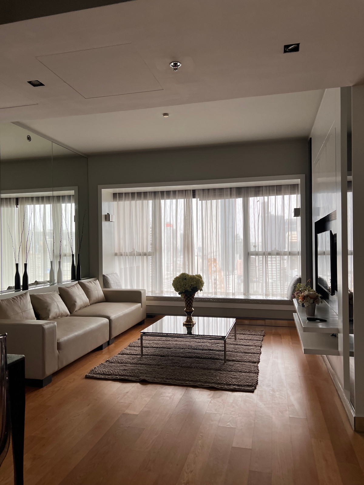 For SaleCondoSathorn, Narathiwat : ✨For sale with tenant, condo in Sathorn area at The Met, 2 bedrooms, fully furnished. There is a high floor balcony with a beautiful view. Near Lumpini Park, near BTS Chong Nonsi, MRT Lumpini, suitable for investors.