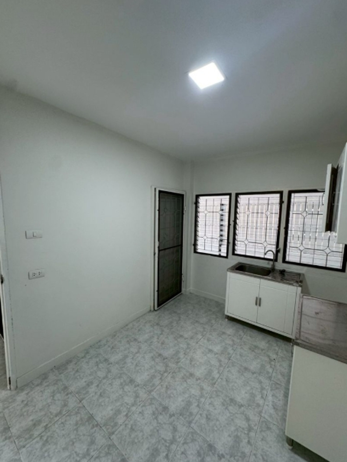 For SaleHouseNawamin, Ramindra : 2-story detached house for sale, Panya Lake Home Village, size 91 sq m., corner house, Main Road, Minburi, Nimitmai Road 28, opposite the park.