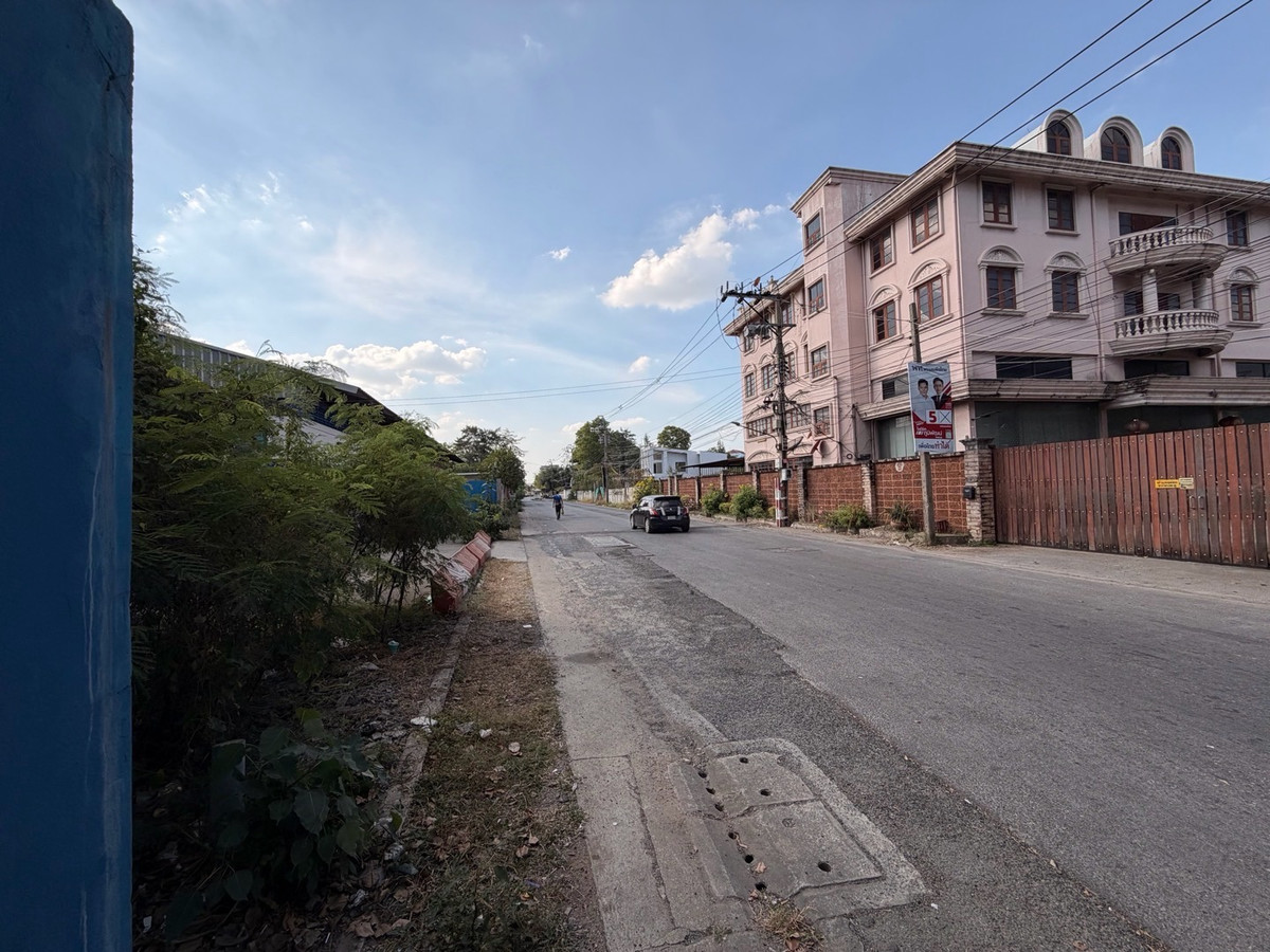 For RentWarehouseVipawadee, Don Mueang, Lak Si : Land for rent with warehouse Next to Vibhavadi Rangsit Road, near the expressway, near Don Mueang Airport. Near Si Mum Mueang Market