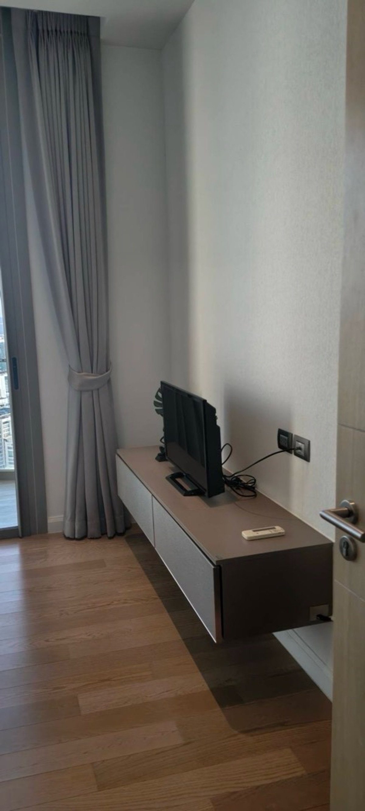 For RentCondoWongwianyai, Charoennakor : Luxury condo for rent, river view, Magnolias Waterfront Residences, floors 40-50, panoramic river view, size 95 sq m, 2 bedrooms, 2 bathrooms, price 135,000 baht.