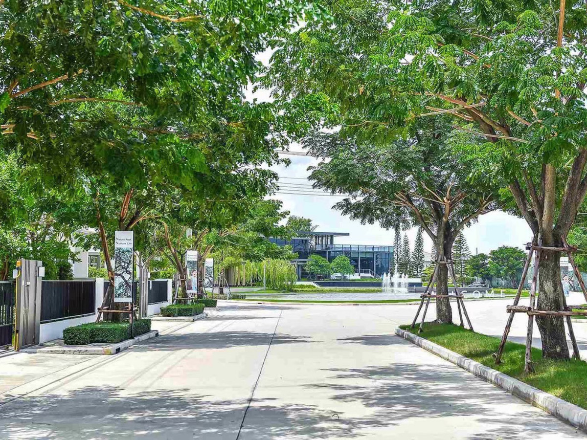 For SaleHouseLadkrabang, Suwannaphum Airport : For Rent: Detached house, Mantana Onnut-Wongwaen 5, with solar cell and Air Plus system. Near Mega Bangna. 82.4 sq.w., 4 bedrooms, 5 bathrooms, separate maid's room, 5 minutes to the motorway