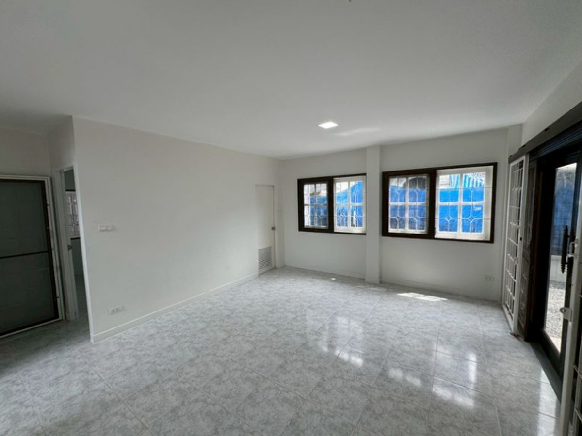 For SaleHouseNawamin, Ramindra : 2-story detached house for sale, Panya Lake Home Village, size 91 sq m., corner house, Main Road, Minburi, Nimitmai Road 28, opposite the park.