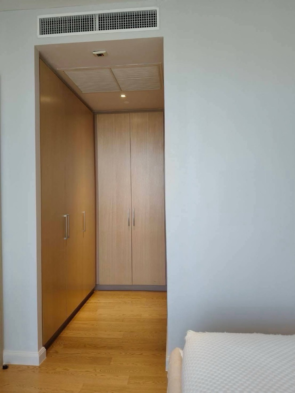 For RentCondoWongwianyai, Charoennakor : Luxury condo for rent, river view, Magnolias Waterfront Residences, 5th-10th floor, river view, size 102 sq m, 2 bedrooms, 2 bathrooms, price 150,000 baht.