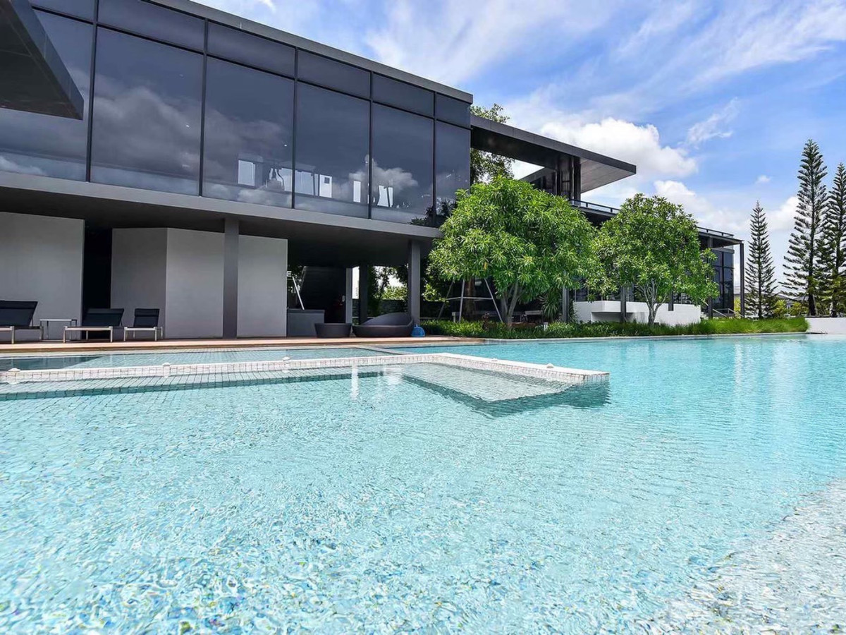 For SaleHouseLadkrabang, Suwannaphum Airport : For Rent: Detached house, Mantana Onnut-Wongwaen 5, with solar cell and Air Plus system. Near Mega Bangna. 82.4 sq.w., 4 bedrooms, 5 bathrooms, separate maid's room, 5 minutes to the motorway