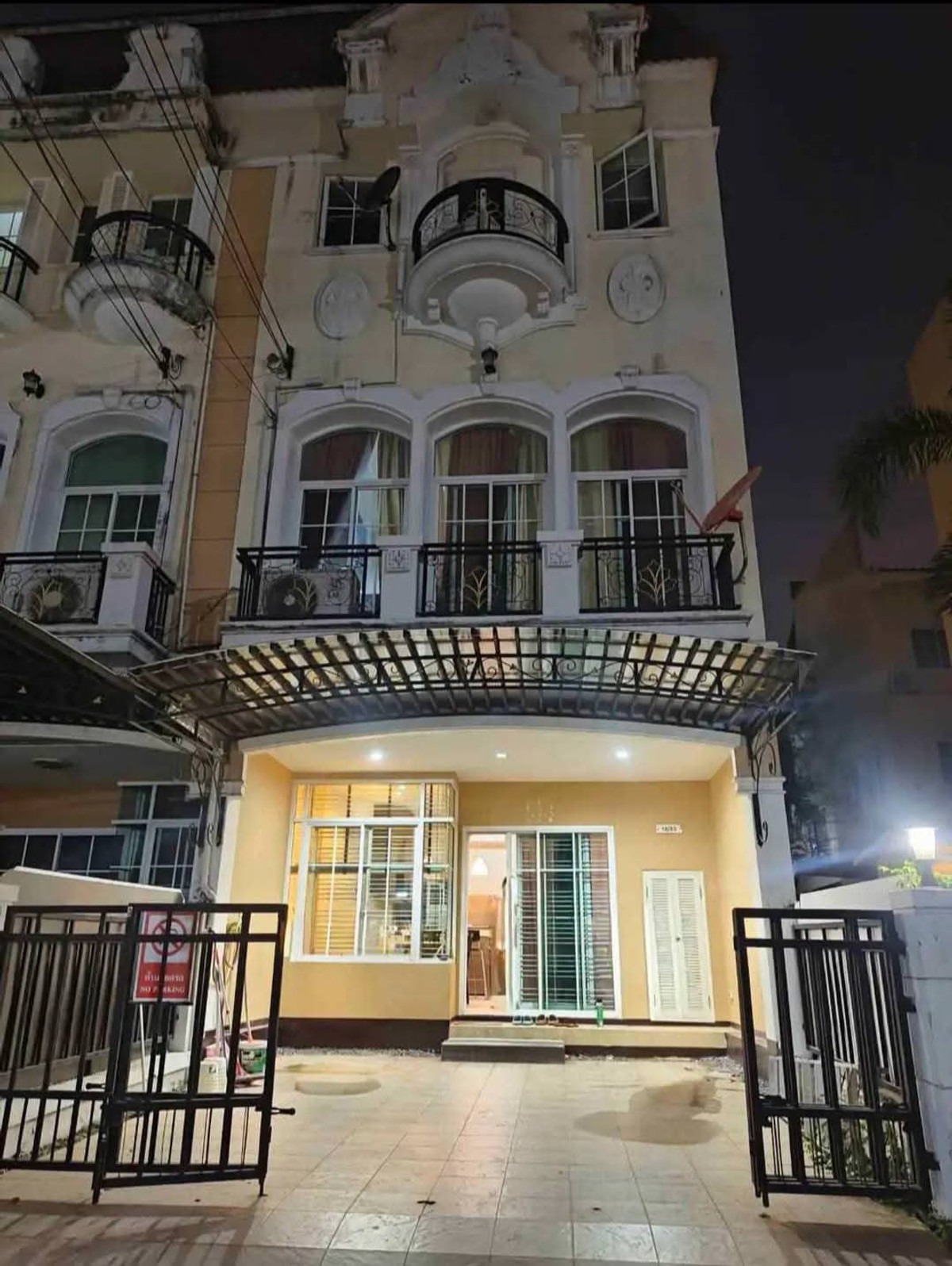 ให้เช่าทาวน์โฮมลาดกระบัง สุวรรณภูมิ :  For rent ทาวน์โฮม 3 ชั้น (หลังมุม) The Metro Rama) ติด ม.แสตมป์ฟอร์ด