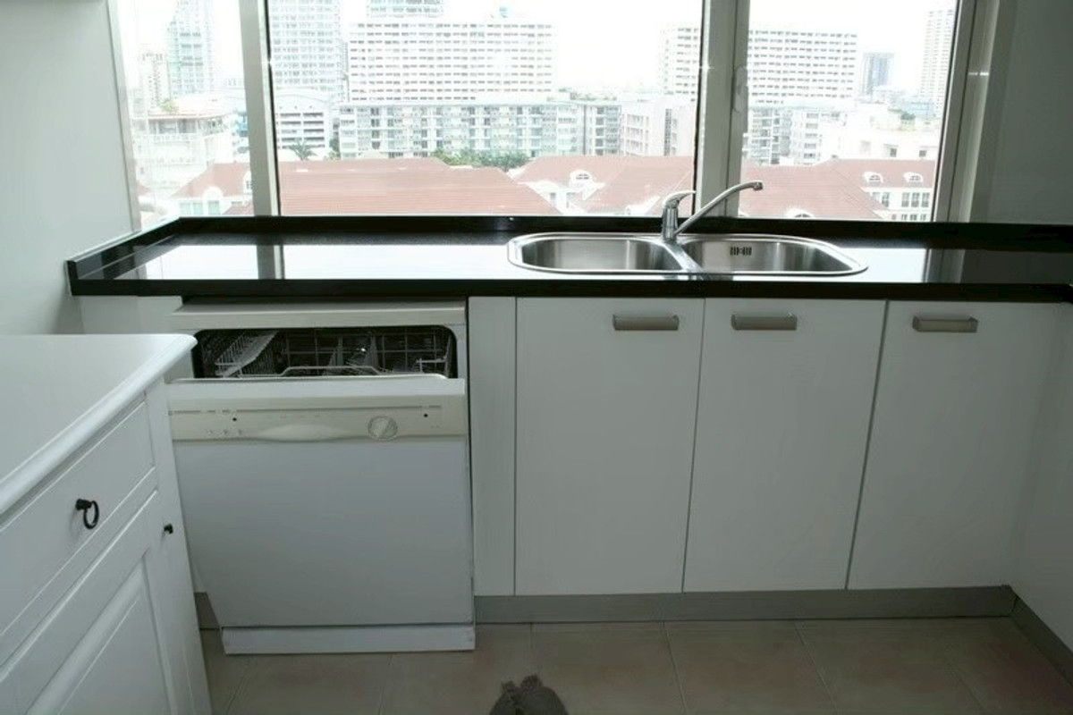 For RentCondoSukhumvit, Asoke, Thonglor : 3 bedrooms plus at Hampton Thonglor, Contact 062-496-6454