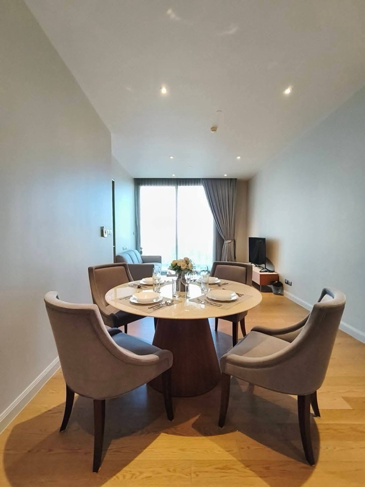 For RentCondoWongwianyai, Charoennakor : Luxury condo for rent, river view, Magnolias Waterfront Residences, 5th-10th floor, river view, size 102 sq m, 2 bedrooms, 2 bathrooms, price 150,000 baht.