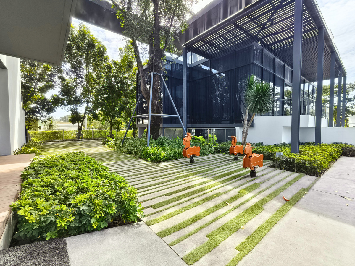 For SaleHouseLadkrabang, Suwannaphum Airport : For Rent: Detached house, Mantana Onnut-Wongwaen 5, with solar cell and Air Plus system. Near Mega Bangna. 82.4 sq.w., 4 bedrooms, 5 bathrooms, separate maid's room, 5 minutes to the motorway