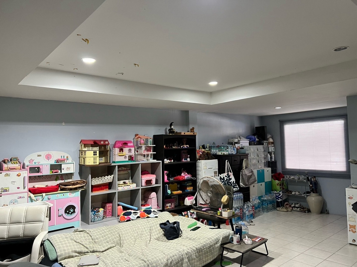 For SaleTownhomeYothinpattana,CDC : Townhome for sale Sinthanee Lat Phrao 80, good location near the expressway, yellow train.