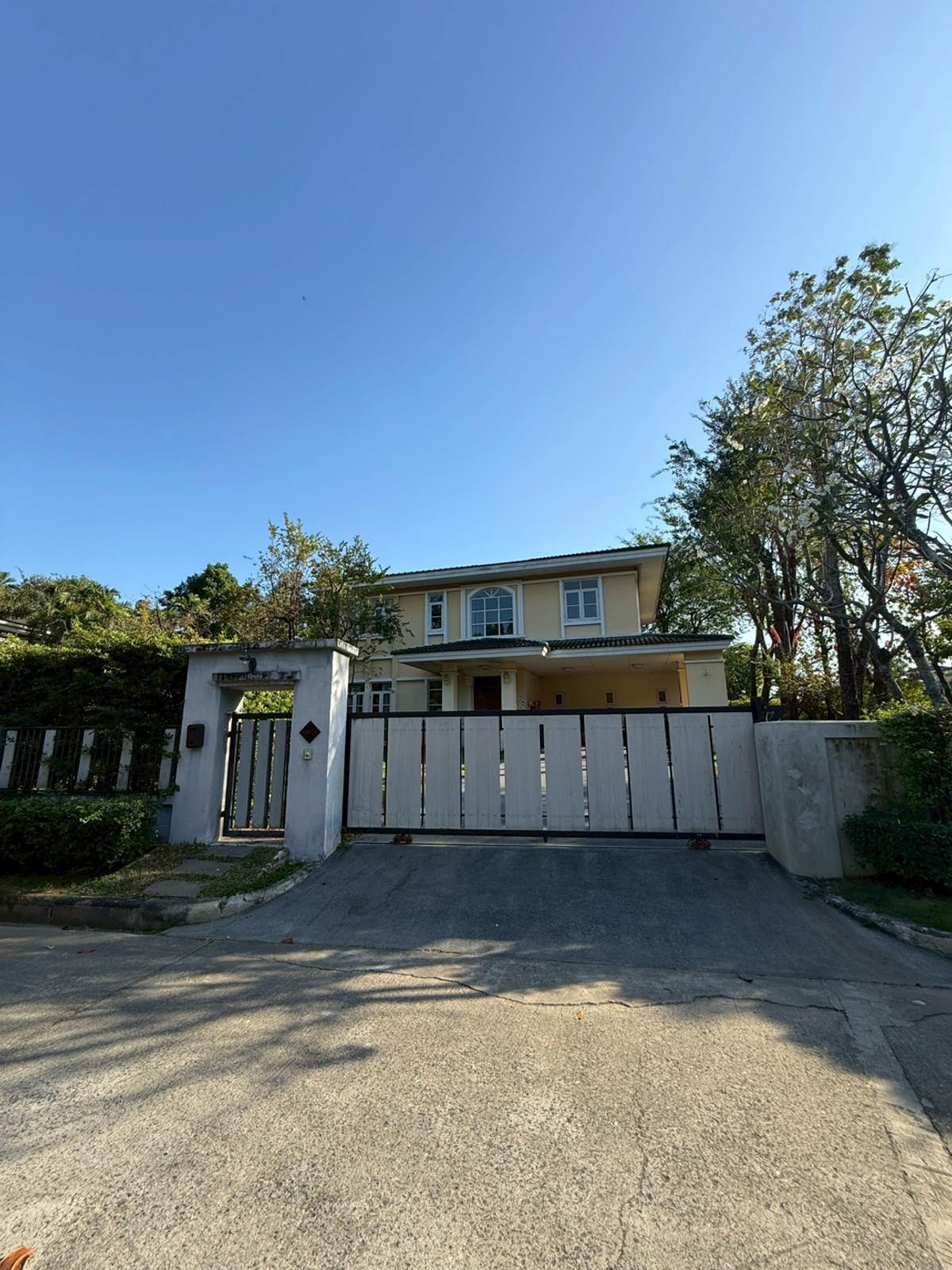 For RentHouseLadkrabang, Suwannaphum Airport : M1547 For rent, 2-story detached house, Golden Nakara Village.