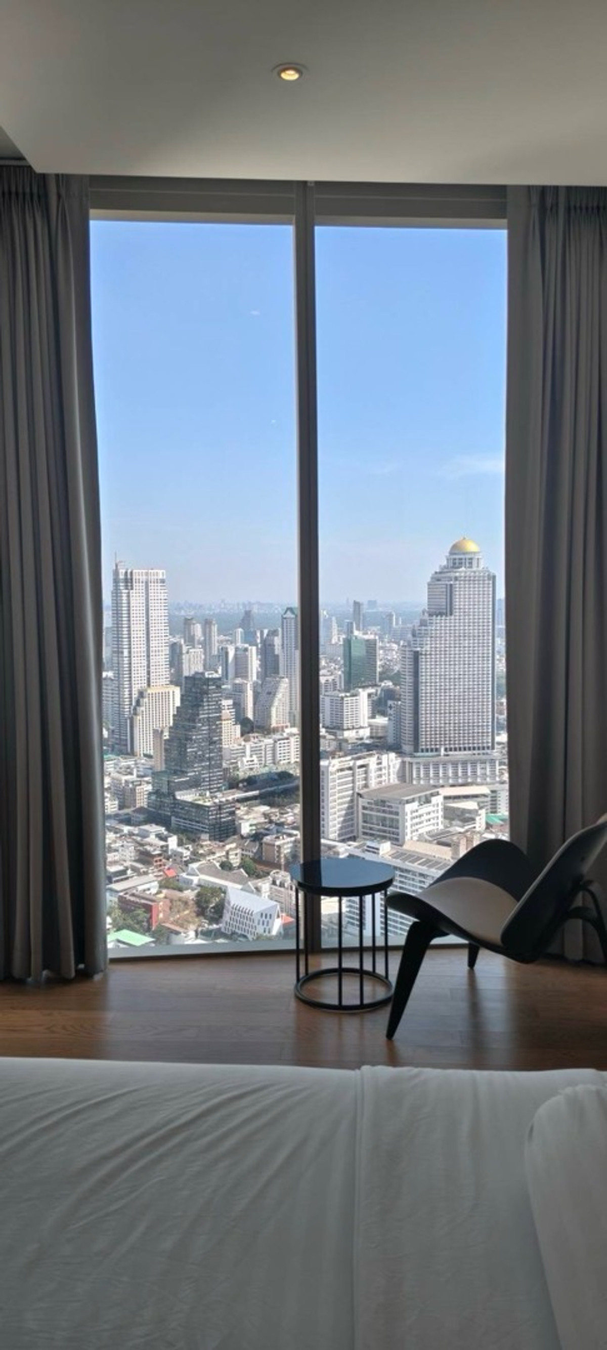 For RentCondoWongwianyai, Charoennakor : Luxury condo for rent, river view, Magnolias Waterfront Residences, floors 40-50, panoramic river view, size 95 sq m, 2 bedrooms, 2 bathrooms, price 135,000 baht.