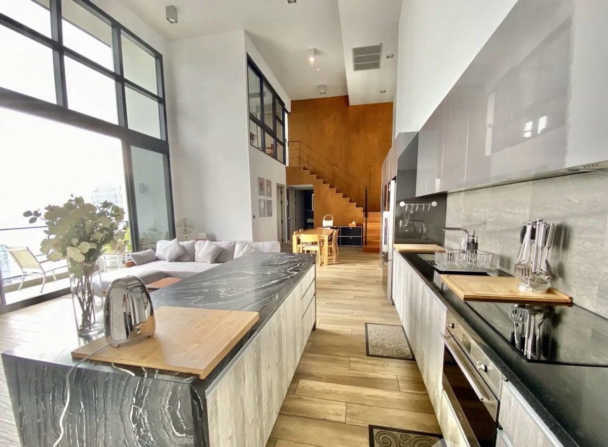 ให้เช่าคอนโดสุขุมวิท อโศก ทองหล่อ : 🌟 Condo for Rent at Lofts Asoke – High-Floor 3-Bedroom Unit 🌟
