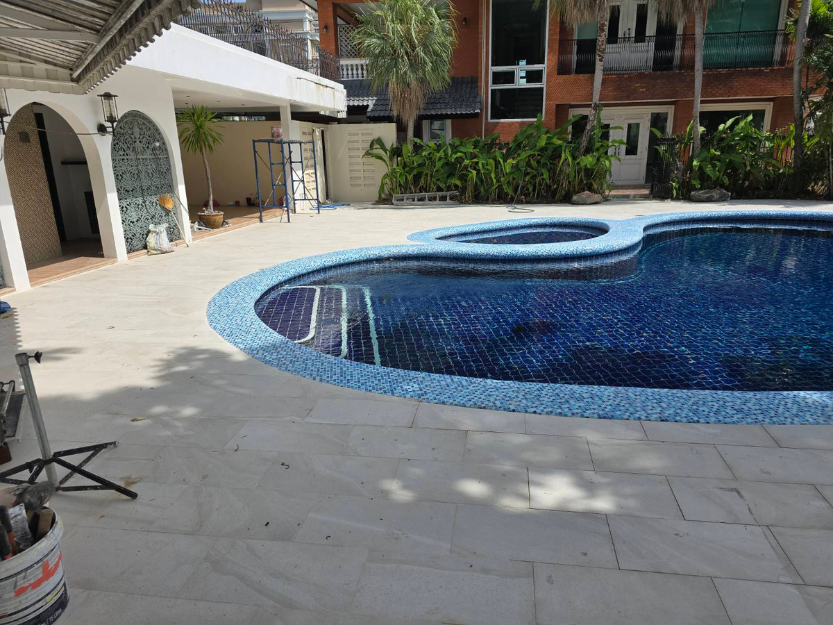 For RentHouseSukhumvit, Asoke, Thonglor : Single House With Pool For Rent Location Ekamai 180Sq.Wah 3Beds+Plus1 Beds 3Baths