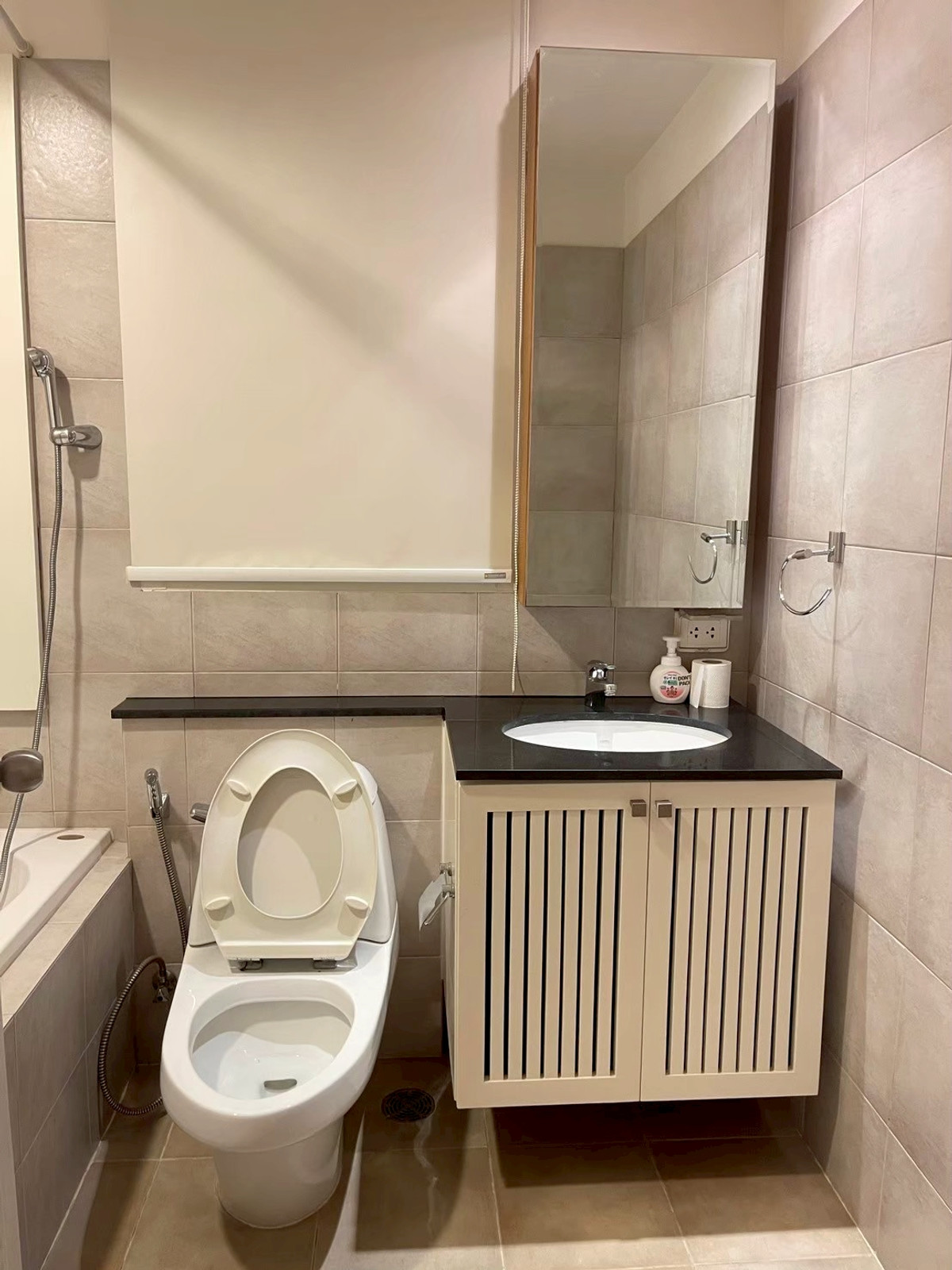 For RentCondoSukhumvit, Asoke, Thonglor : 3 bedrooms plus at Hampton Thonglor, Contact 062-496-6454