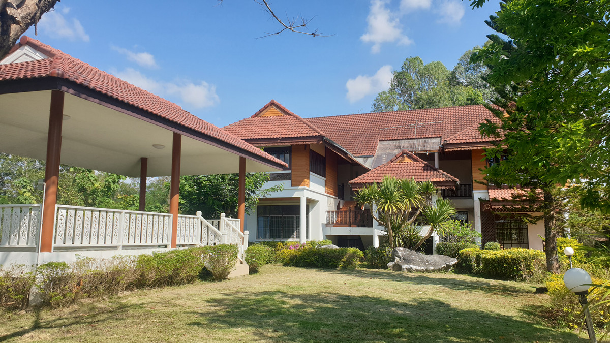 ขายบ้านปากช่อง เขาใหญ่ : ขายบ้านเรือนไทยพร้อมที่ดิน อำเภอปากช่อง โฉนดครุฑแดง ที่ดิน 1-0-66 ไร่ 7 ห้องนอน 6 ห้องน้ำ