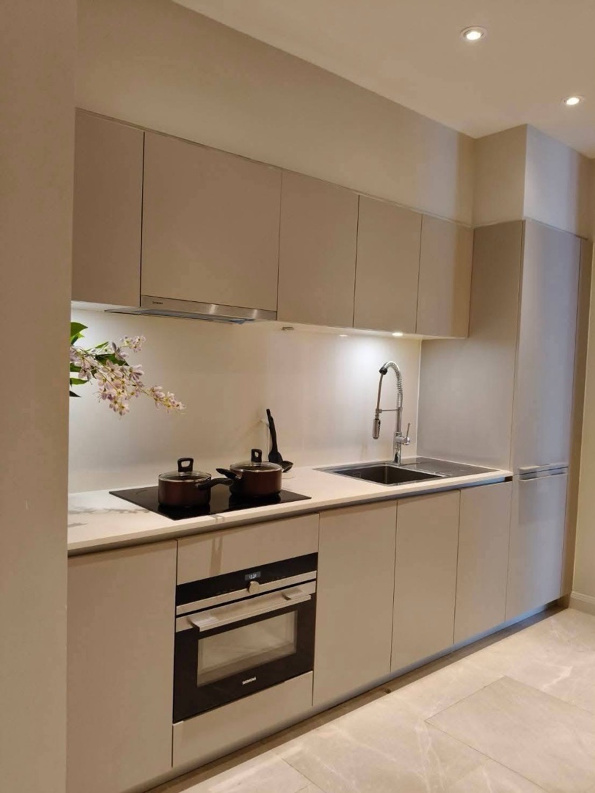 For RentCondoWongwianyai, Charoennakor : Luxury condo for rent, river view, Magnolias Waterfront Residences, 5th-10th floor, river view, size 102 sq m, 2 bedrooms, 2 bathrooms, price 150,000 baht.