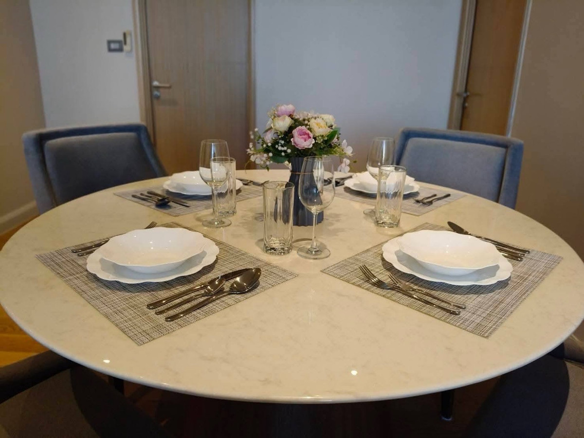 For RentCondoWongwianyai, Charoennakor : Luxury condo for rent, river view, Magnolias Waterfront Residences, 5th-10th floor, river view, size 102 sq m, 2 bedrooms, 2 bathrooms, price 150,000 baht.