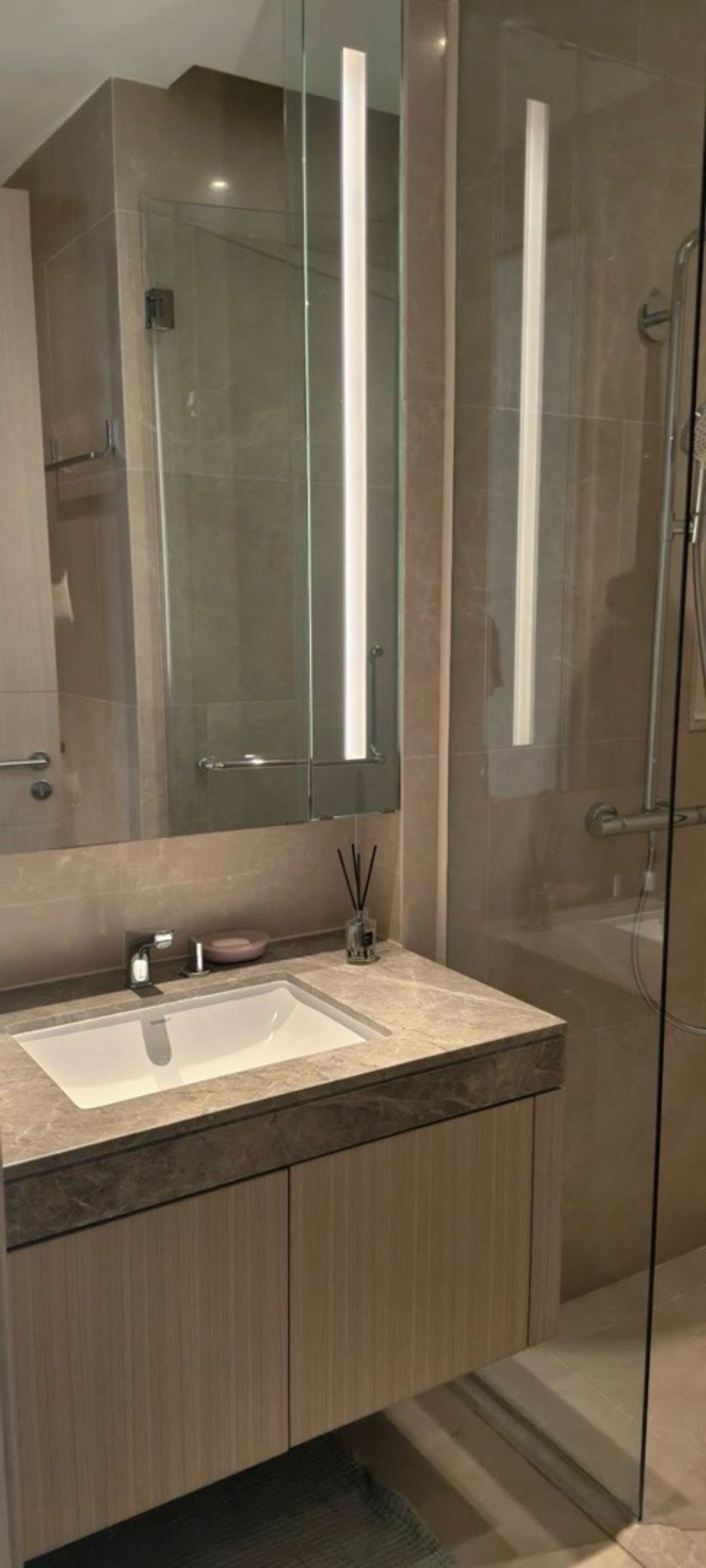 For RentCondoWongwianyai, Charoennakor : Luxury condo for rent, river view, Magnolias Waterfront Residences, floors 40-50, panoramic river view, size 95 sq m, 2 bedrooms, 2 bathrooms, price 135,000 baht.