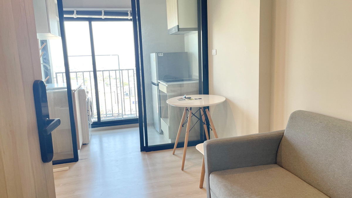 For RentCondoChaengwatana, Muangthong : For rent: New Noble Ngamwongwan. There is a front-loading washing machine / bathroom with glass partition.