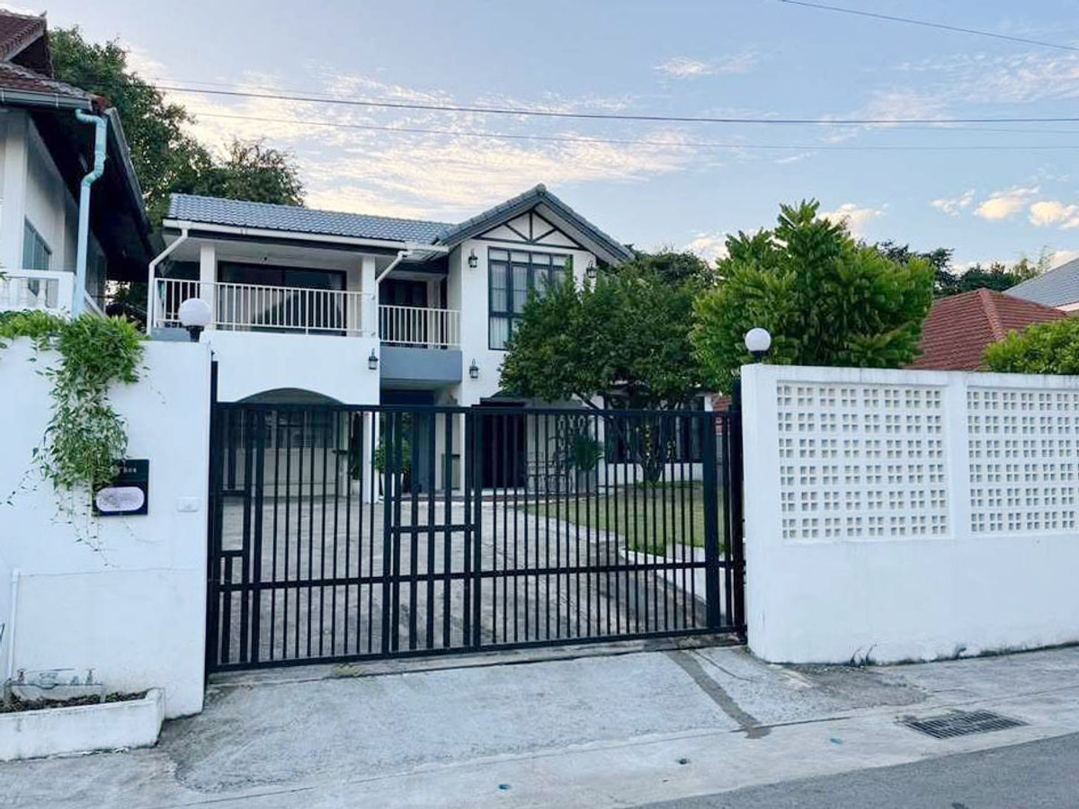 ให้เช่าบ้านเชียงใหม่ : บ้านในโครงการ ให้เช่าเดือนละ 48,000 บาท ใกล้ถนนคนเดินวัวลาย No.1H668