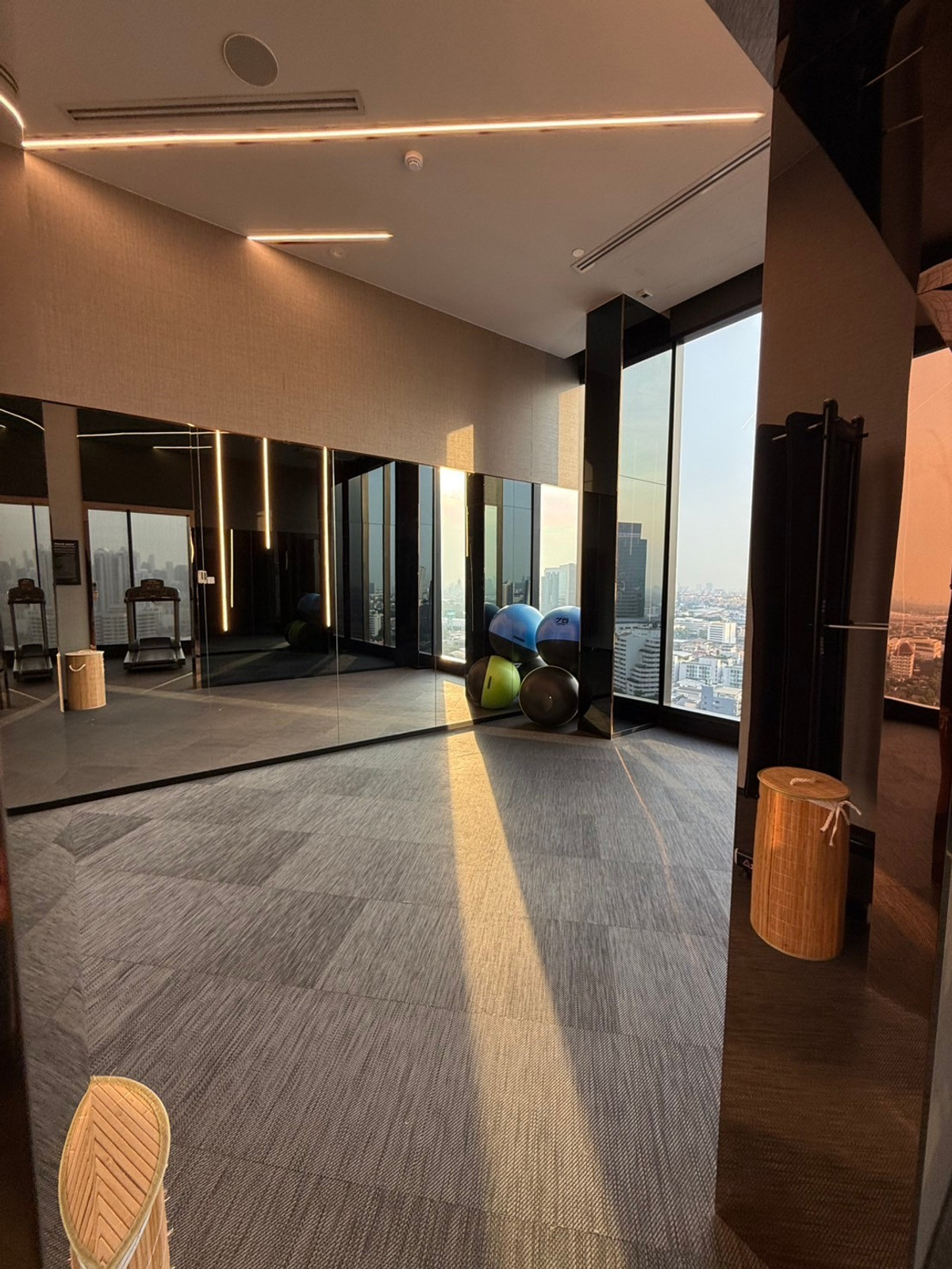 ให้เช่าคอนโดสุขุมวิท อโศก ทองหล่อ : 🔥ให้เช่าด่วน 🔥Ideo Q Sukhumvit 36 ห้องสภาพใหม่ใจกลางทองหล่อ  วิวโล่ง มีอ่างแช่น้ำ เฟอร์นิเจอร์ครบ พร้อมเข้าอยู่ ❗