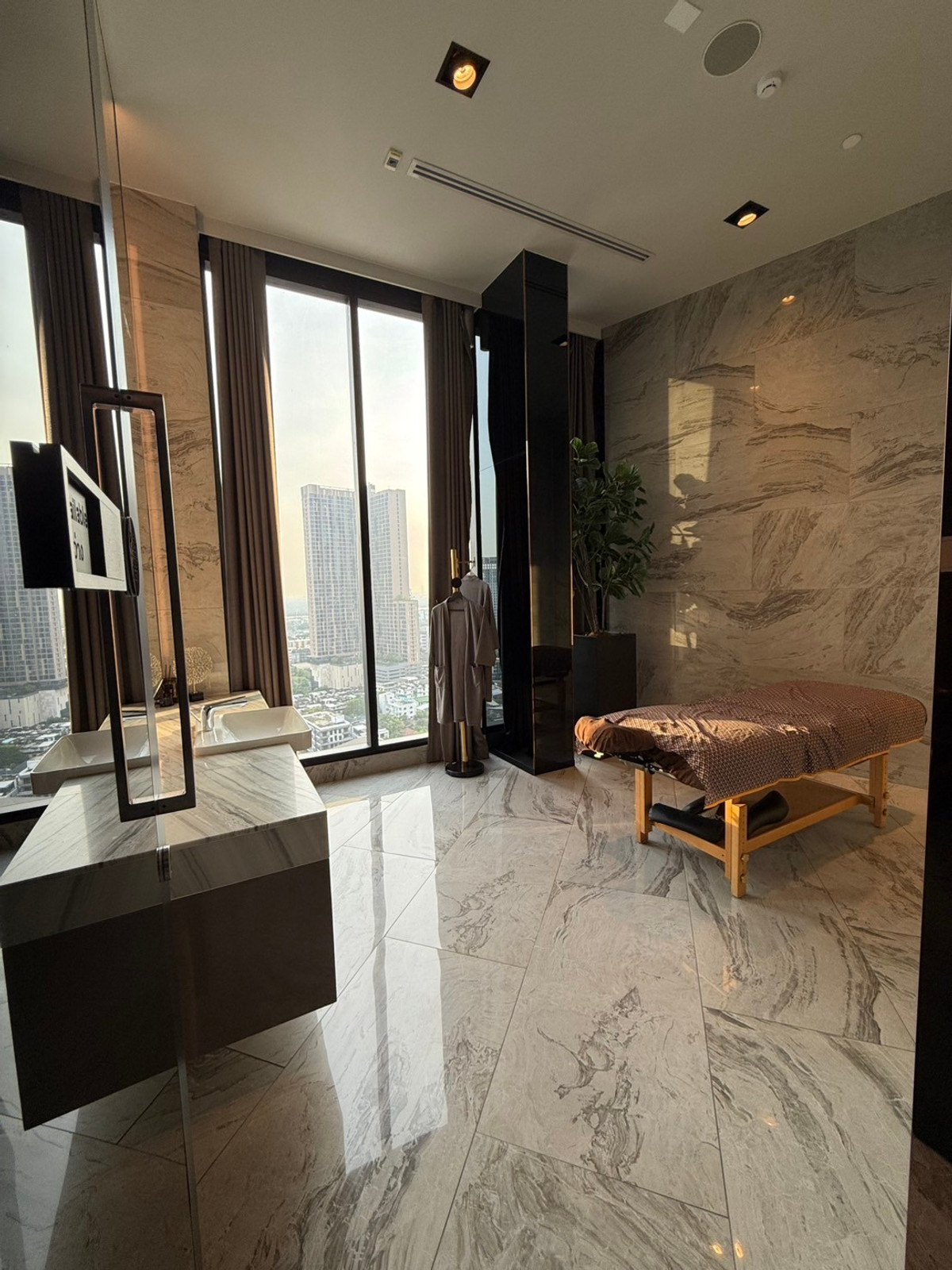 ให้เช่าคอนโดสุขุมวิท อโศก ทองหล่อ : 🔥ให้เช่าด่วน 🔥Ideo Q Sukhumvit 36 ห้องสภาพใหม่ใจกลางทองหล่อ  วิวโล่ง มีอ่างแช่น้ำ เฟอร์นิเจอร์ครบ พร้อมเข้าอยู่ ❗