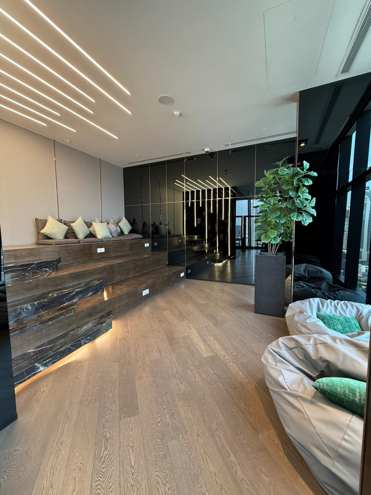 ให้เช่าคอนโดสุขุมวิท อโศก ทองหล่อ : 🔥ให้เช่าด่วน 🔥Ideo Q Sukhumvit 36 ห้องสภาพใหม่ใจกลางทองหล่อ  วิวโล่ง มีอ่างแช่น้ำ เฟอร์นิเจอร์ครบ พร้อมเข้าอยู่ ❗