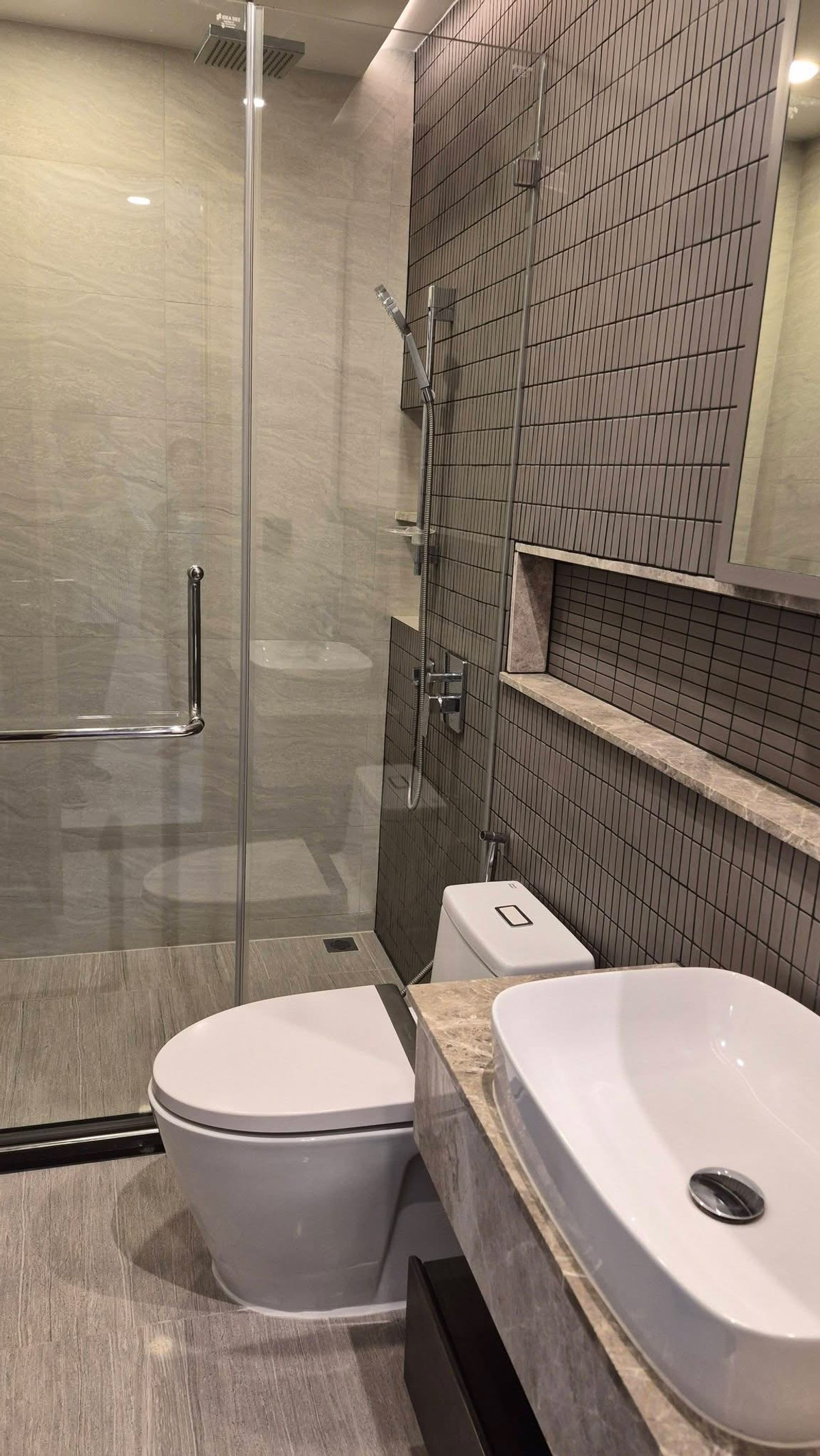 For RentCondoSiam Paragon ,Chulalongkorn,Samyan : ⚡️Hot Price⚡️Cooper siam, luxury project, walk to Banthat Thong 🔥 🔥2 bedrooms, 1 bathroom, 50 sq m, beautiful view, near Chula Siam Banthat Thong, rental price 39,000 💫 Agent company takes care of you throughout the contract.  There are nearby projects an