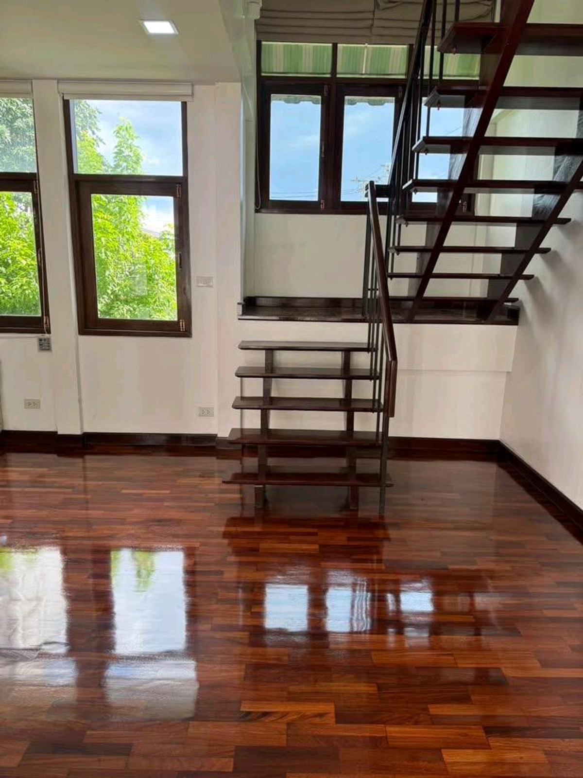 ให้เช่าบ้านลาดพร้าว เซ็นทรัลลาดพร้าว : ให้เช่าบ้านเดี่ยว2ชั้น  6 ห้องนอน 7 ห้องน้ำ แอร์ 8 ตัว แบ่งโซนอยู่อาศัยและทำงาน ทำเลจตุจักร ใกล้เซนทรัลลาดพร้าว