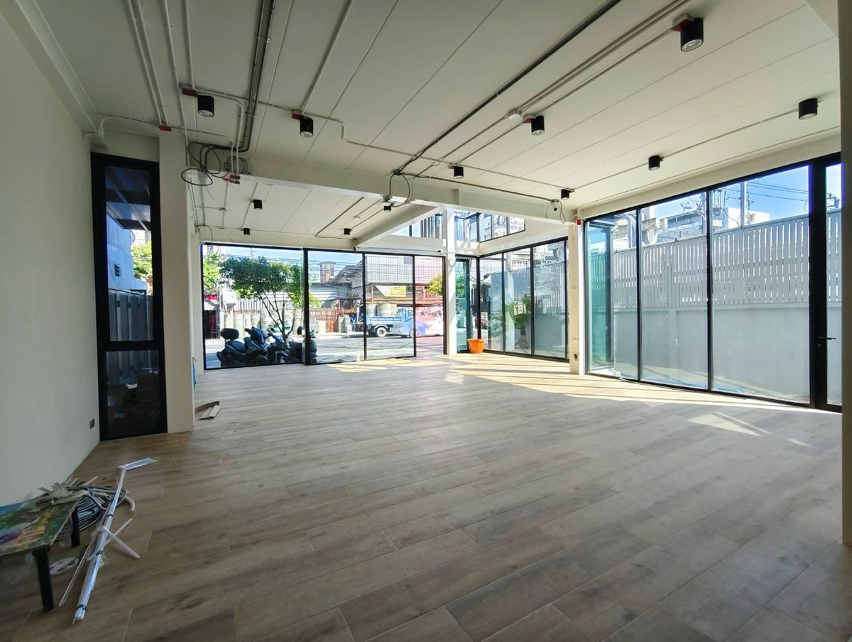 For RentShop HouseChokchai 4, Ladprao 71, Ladprao 48, : New 4-story commercial building for rent, next to Chokchai 4 Road (rent only floors 1–2)