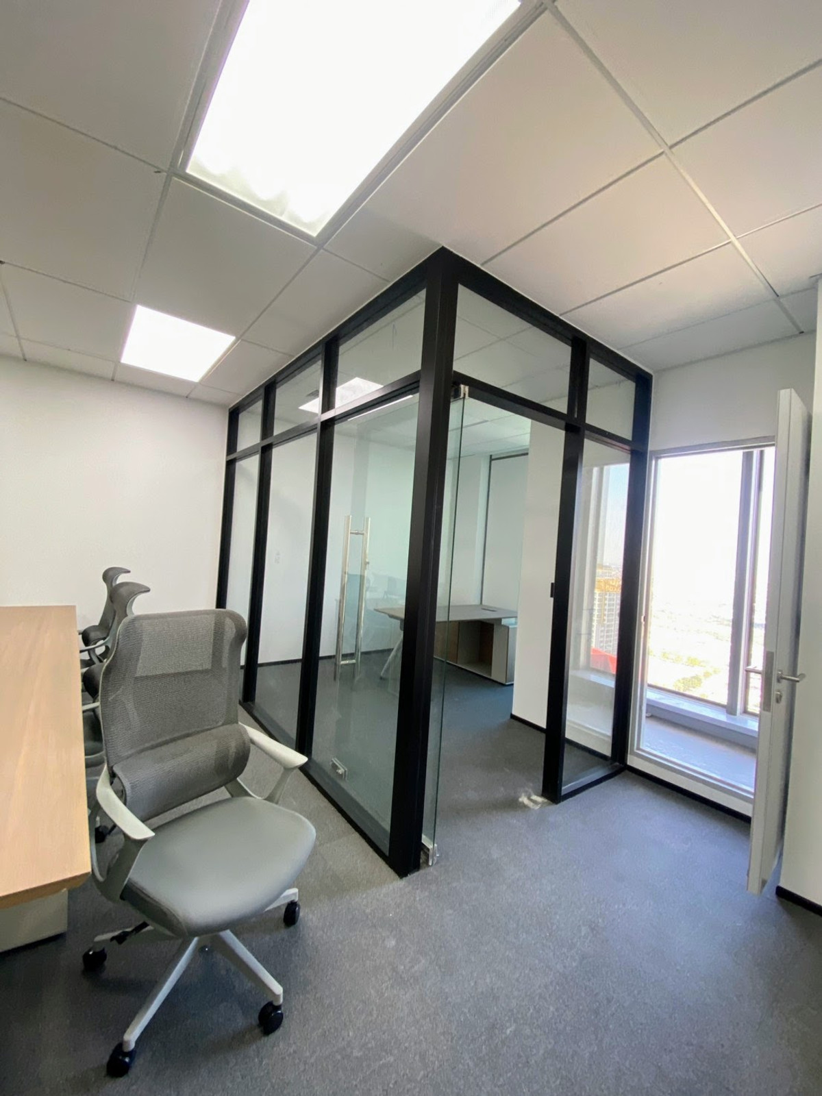 For RentOfficeRama9, Petchburi, RCA : WoKii @V One Tower 45sqm Service Office For RENT Fully Furnished Ready to Move Near MRT Phraram 9 Central Rama 9 Pra Ram 9 Hospital