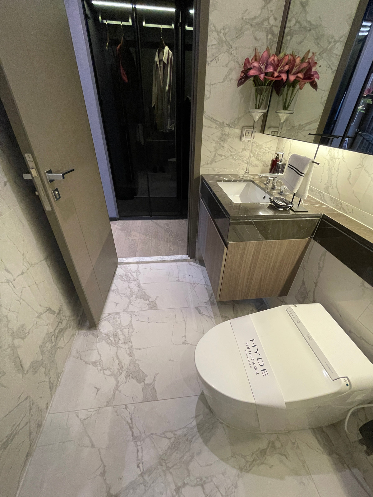 For SaleCondoSukhumvit, Asoke, Thonglor : Condo for sale, best price! Hyde Heritage Thonglor, 36th floor, beautiful view, north, panoramic city view, 3 bedrooms, fully furnished, ready to move in, usable area 136 sq m. Super Luxury Condo, next to Sukhumvit, near BTS Thonglor.