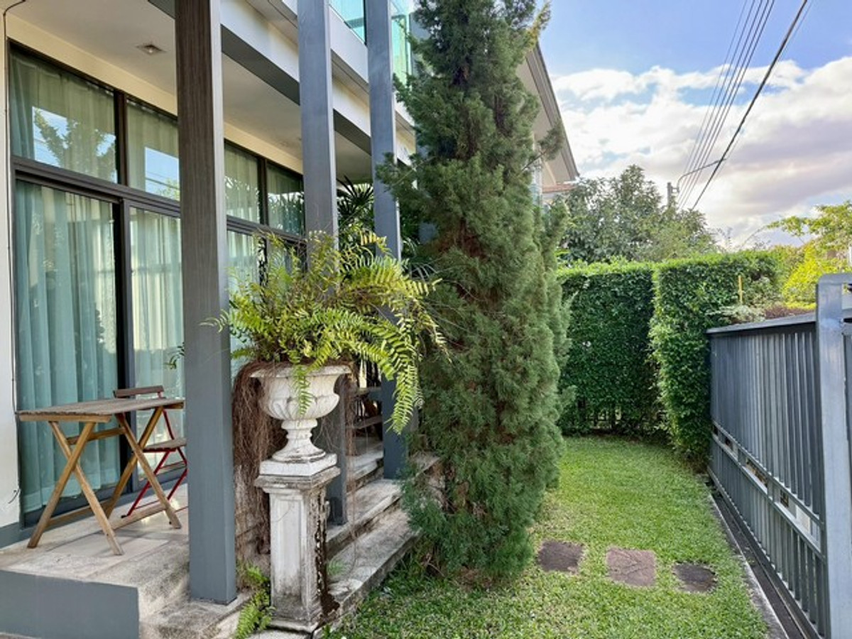 For SaleHousePattanakan, Srinakarin : Urgent sale, 2-story detached house, beautifully decorated, 52.6 sq m., location Krungthep Kreetha, decorated and ready to move in, Setthasiri Srinakarin Rama 9.