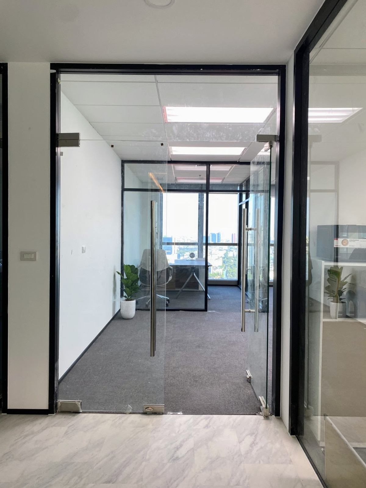 For RentOfficeRama9, Petchburi, RCA : Service Office 72sqm For RENT Fully Furnished Ready to Move Near MRT Phraram 9 Central Rama 9 Pra Ram 9 Hospital