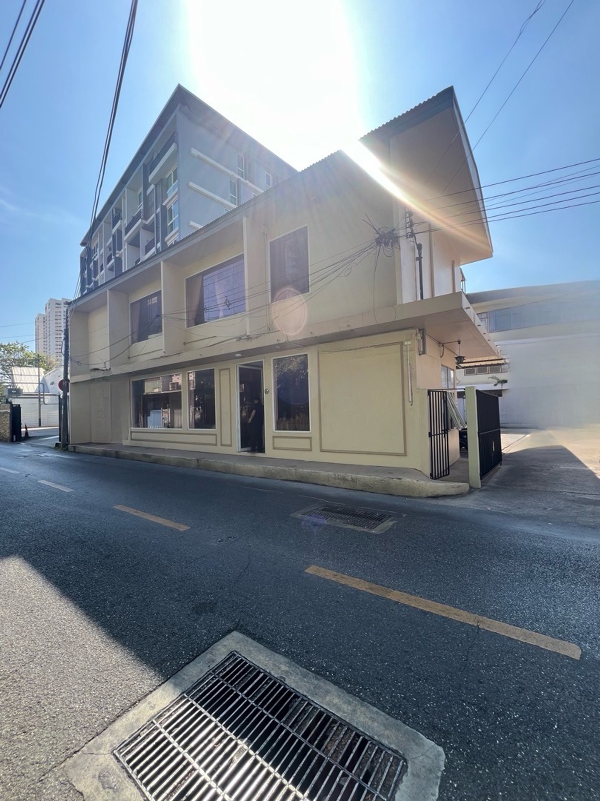 For RentRetail SpaceSukhumvit, Asoke, Thonglor : For rent, 2-story building, Thonglor, for doing business, parking for 8 cars, free decoration for 1 month, very cheap rent, ready to reserve.