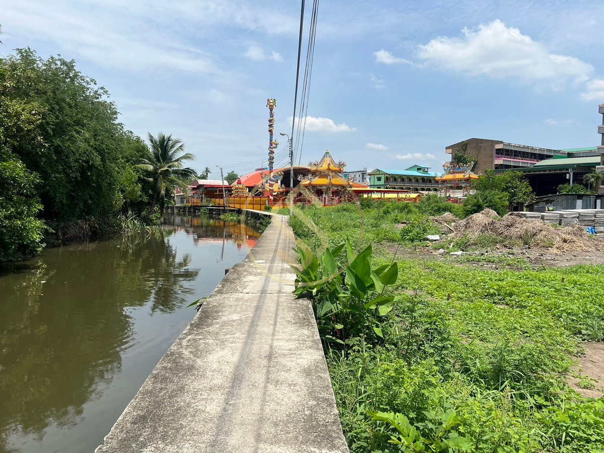 For RentLandSeri Thai, Ramkhamhaeng Nida : For urgent rent, land in Soi Seri Thai 50, Section 3, vacant land, 2 rai 33 sq m., next to Long Canal, good atmosphere. Near Lo Lae Pier Next to Khan Na Yao School
