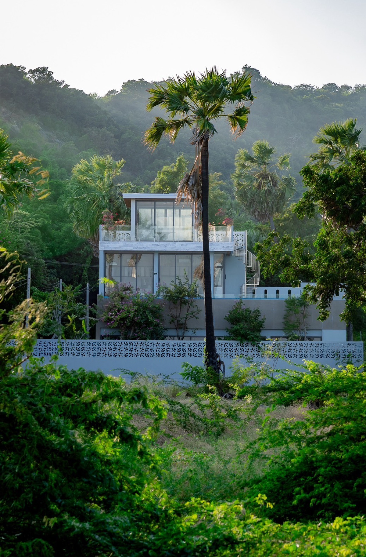 ขายหัวหิน ประจวบคีรีขันธ์ : ขายพูลวิลล่า 3 ชั้น ติดทะเล 120 เมตร เขาเต่า ห่างจากตัวเมืองหัวหินเพียง 7 กม.