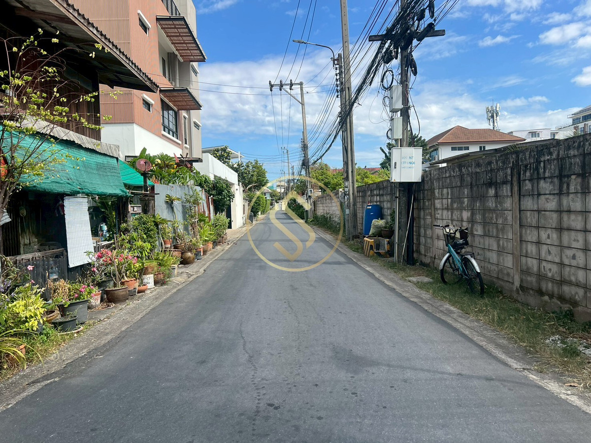 ให้เช่าที่ดินเกษตรศาสตร์ รัชโยธิน : ให้เช่าที่ดินในซอยพหลโยธิน30 เเยก2 แปลงมุม  ใกล้ BTS รัชโยธินเพียง 400 เมตร 145 ตารางวา 45,000 บาทต่อเดือน