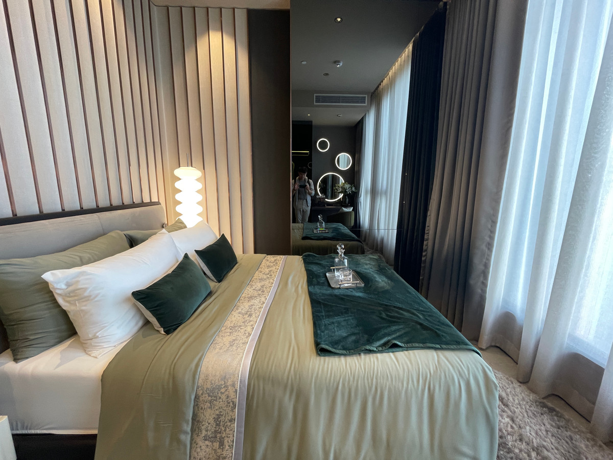 For SaleCondoSukhumvit, Asoke, Thonglor : Condo for sale, best price! Hyde Heritage Thonglor, 36th floor, beautiful view, north, panoramic city view, 3 bedrooms, fully furnished, ready to move in, usable area 136 sq m. Super Luxury Condo, next to Sukhumvit, near BTS Thonglor.