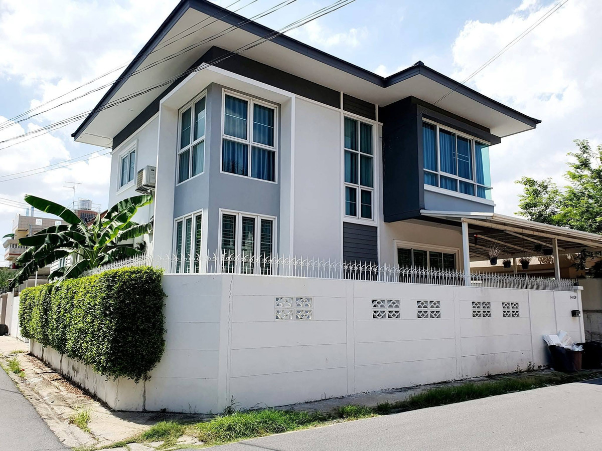 ให้เช่าบ้านเสรีไทย-นิด้า : ให้เช่าบ้านเดี่ยว 2 ชั้น ถนนเสรีไทย 26 ใกล้เดอะมอล์บางกะปิ แอร์เฟอร์ครบพร้อมเข้าอยู่ มี4ห้องนอน3ห้องน้ำ ราคาเช่าเดือนละ 27,000บาท