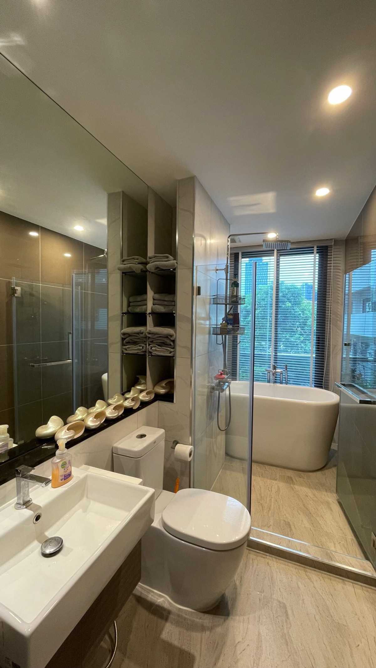 For RentCondoOnnut, Udomsuk : Sign Condo Sukhumvit 50, beautiful corner room, fully furnished, ready to move in. There is a shuttle to BTS.