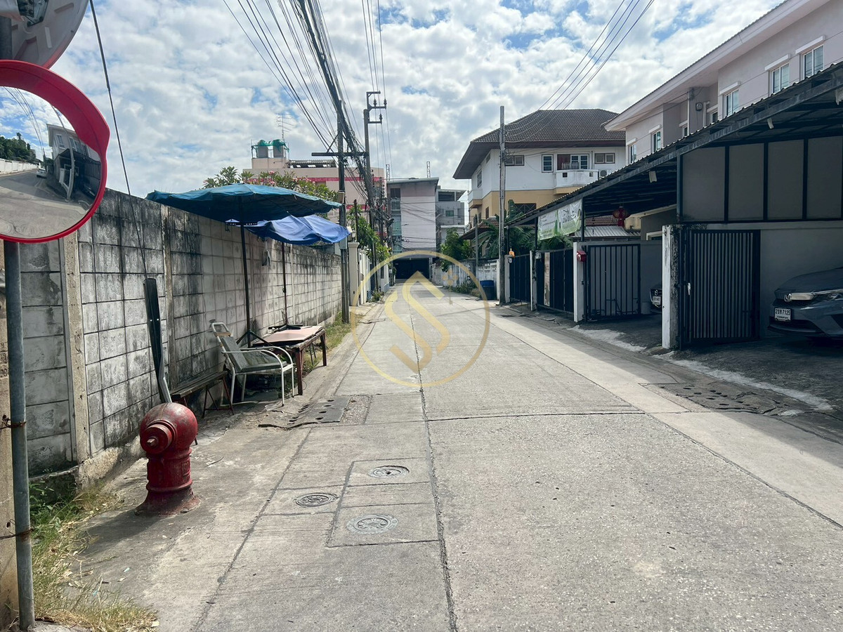 ให้เช่าที่ดินเกษตรศาสตร์ รัชโยธิน : ให้เช่าที่ดินในซอยพหลโยธิน30 เเยก2 แปลงมุม  ใกล้ BTS รัชโยธินเพียง 400 เมตร 145 ตารางวา 45,000 บาทต่อเดือน