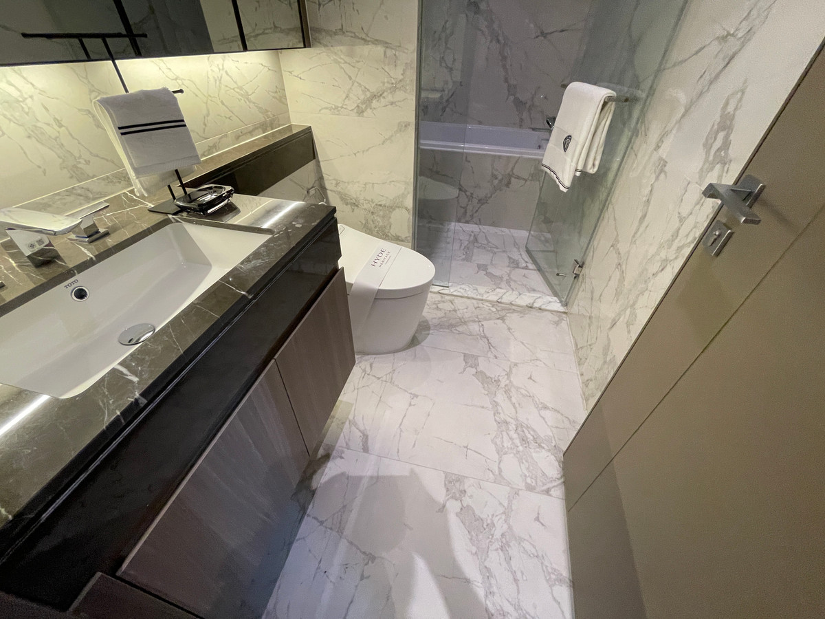 For SaleCondoSukhumvit, Asoke, Thonglor : Condo for sale, best price! Hyde Heritage Thonglor, 36th floor, beautiful view, north, panoramic city view, 3 bedrooms, fully furnished, ready to move in, usable area 136 sq m. Super Luxury Condo, next to Sukhumvit, near BTS Thonglor.