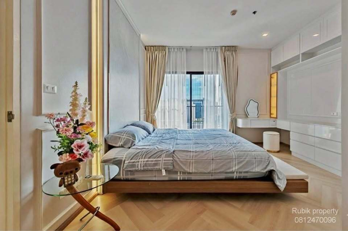 For RentCondoSukhumvit, Asoke, Thonglor : 🏙️ For rent Noble Reveal Ekkamai 📍 Only 200 meters from BTS Ekkamai RB487 ✨ Renovated the entire room, Modern Luxury style, fully built-in, ready to move in.