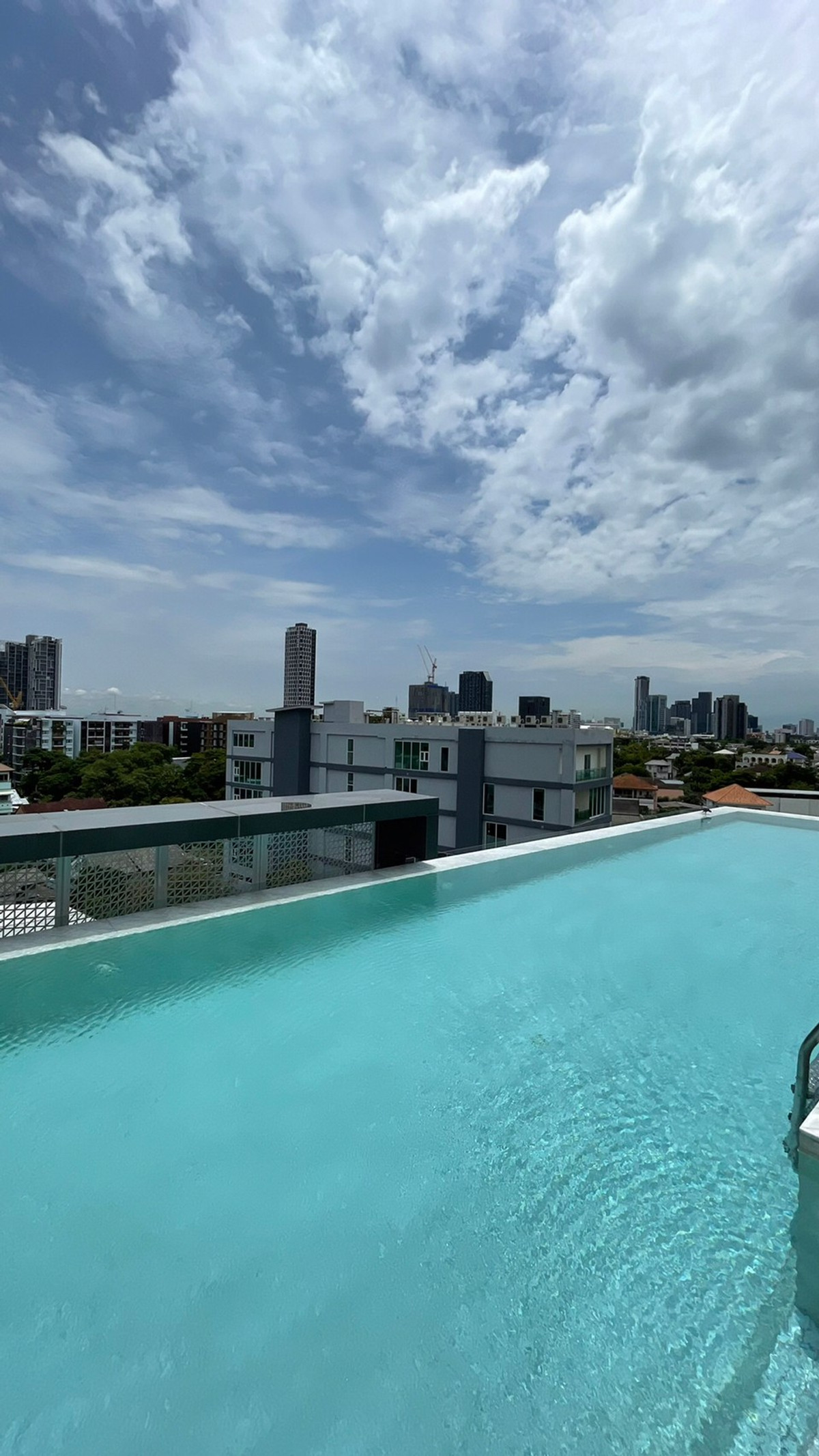 For RentCondoOnnut, Udomsuk : Sign Condo Sukhumvit 50, beautiful corner room, fully furnished, ready to move in. There is a shuttle to BTS.