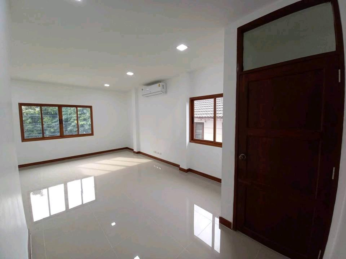 ให้เช่าบ้านลาดพร้าว เซ็นทรัลลาดพร้าว : ให้เช่าบ้านเดี่ยว2ชั้น  6 ห้องนอน 7 ห้องน้ำ แอร์ 8 ตัว แบ่งโซนอยู่อาศัยและทำงาน ทำเลจตุจักร ใกล้เซนทรัลลาดพร้าว