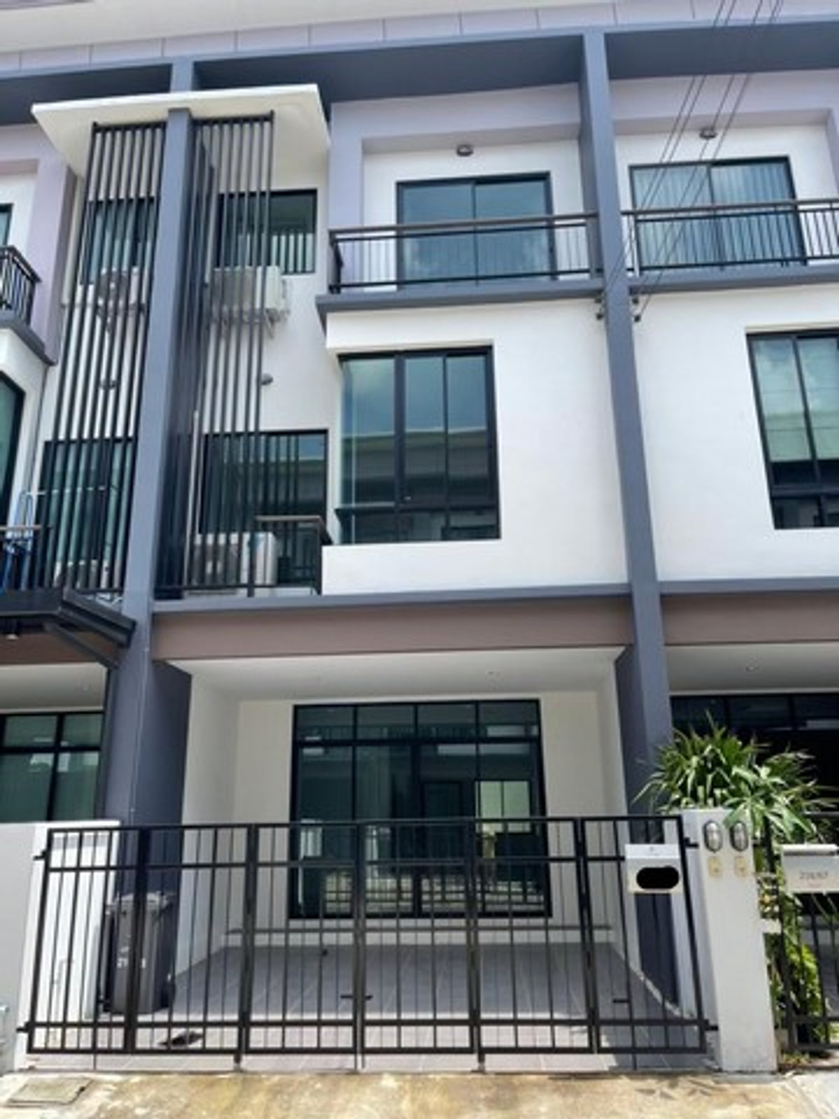 ให้เช่าทาวน์โฮมพัฒนาการ ศรีนครินทร์ : ให้เช่า ทาวน์โฮม 3 ชั้น พร้อมอยู่ เฟอร์ครบ บ้านใหม่ *สามารถเลี้ยงสัตว์ได้