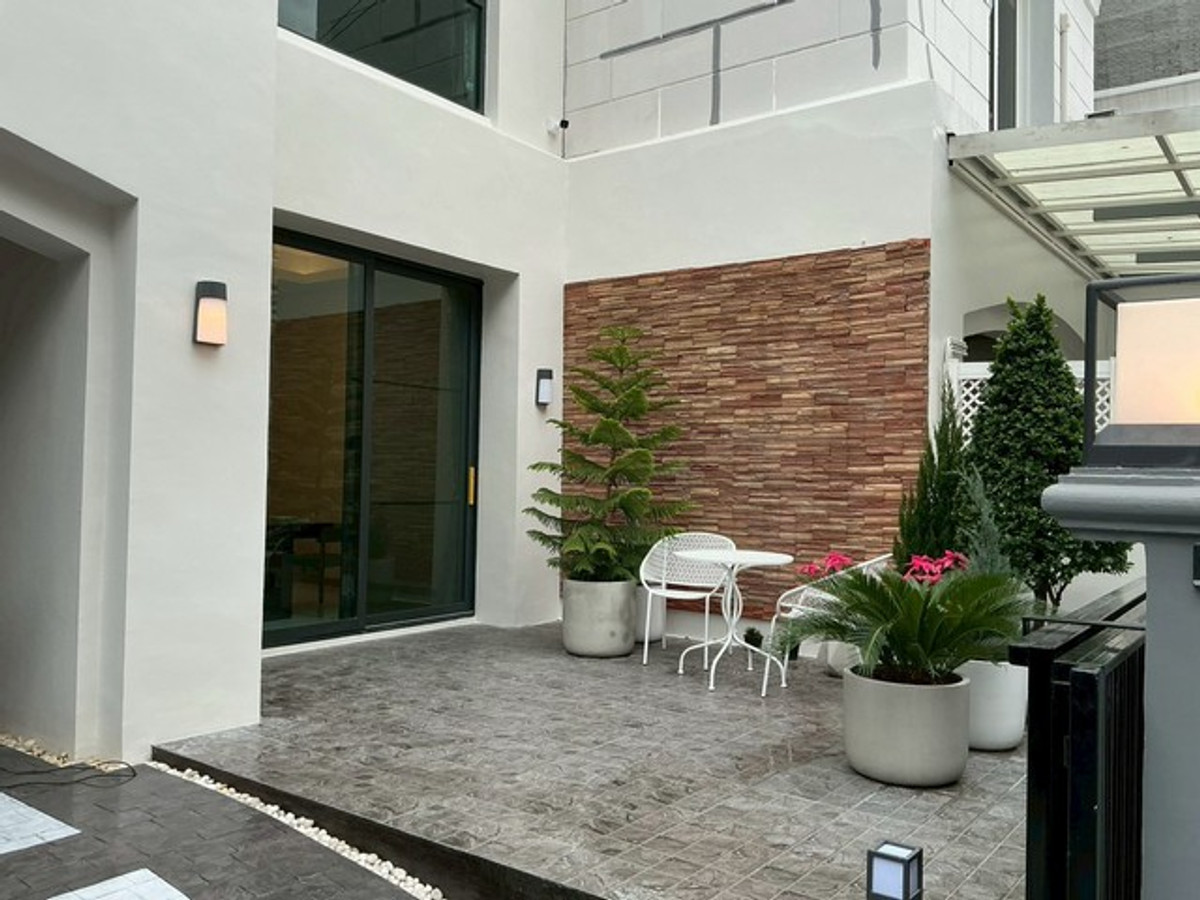 For RentTownhomeSukhumvit, Asoke, Thonglor : Townhome for rent, 4 floors, lots of usable space, up to 400 square meters, Soi Ekkamai 12, good location, convenient travel. Fully furnished